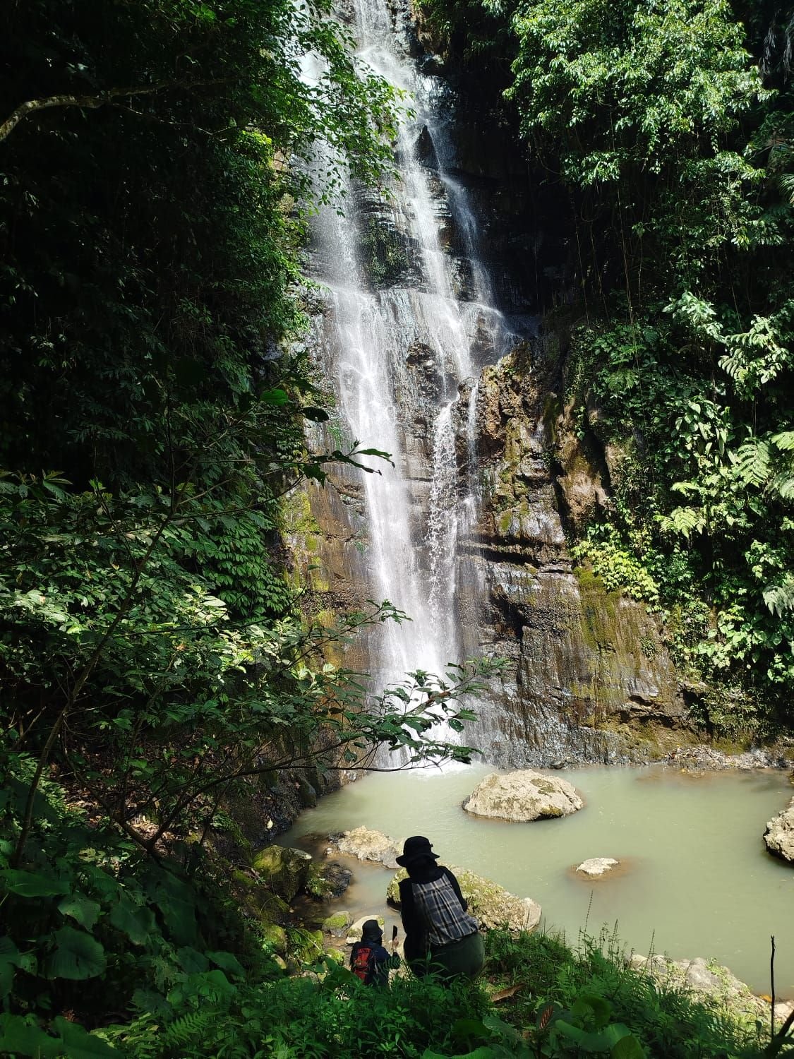 Curug Cinangrang - aliran air terjun dari tebing hutan