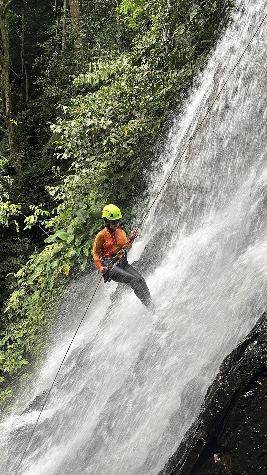 Canyoning di dinding Curug Cinangrang, Bunihayu Forest