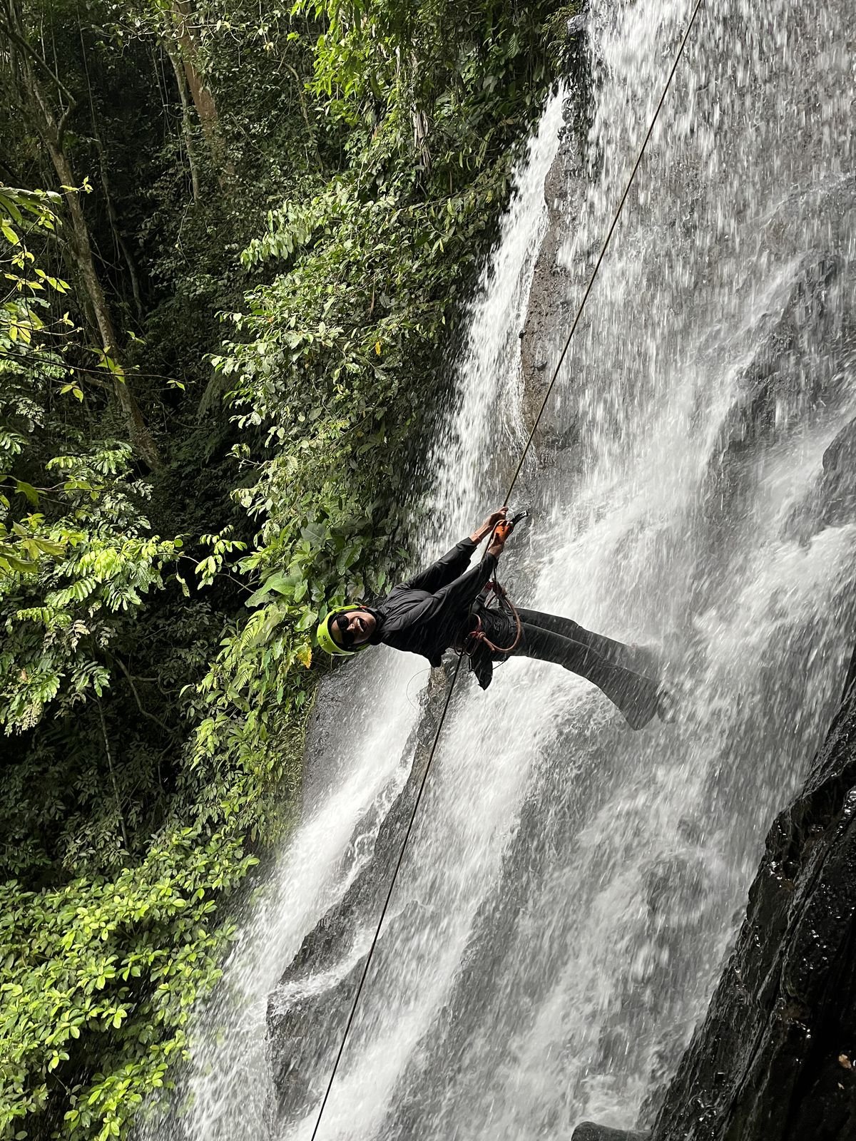 Rappelling menuruni tebing air terjun Curug Cinangrang