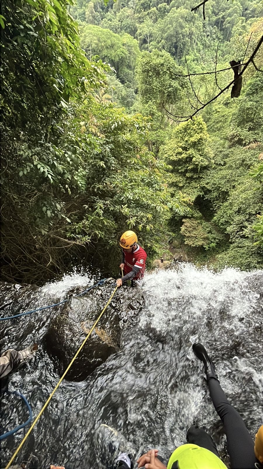 Rappel dan river trekking bersama kru berpengalaman