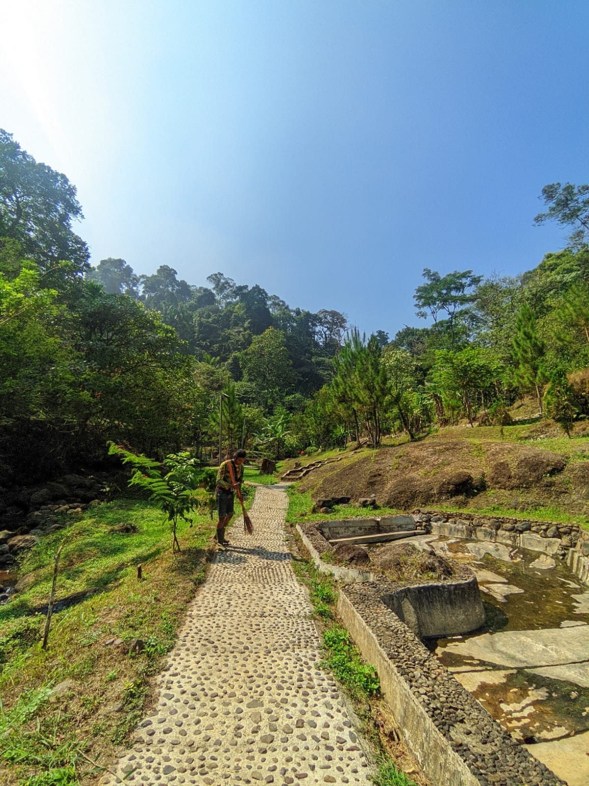 Jalur setapak batu menuju area wisata Bunihayu Forest