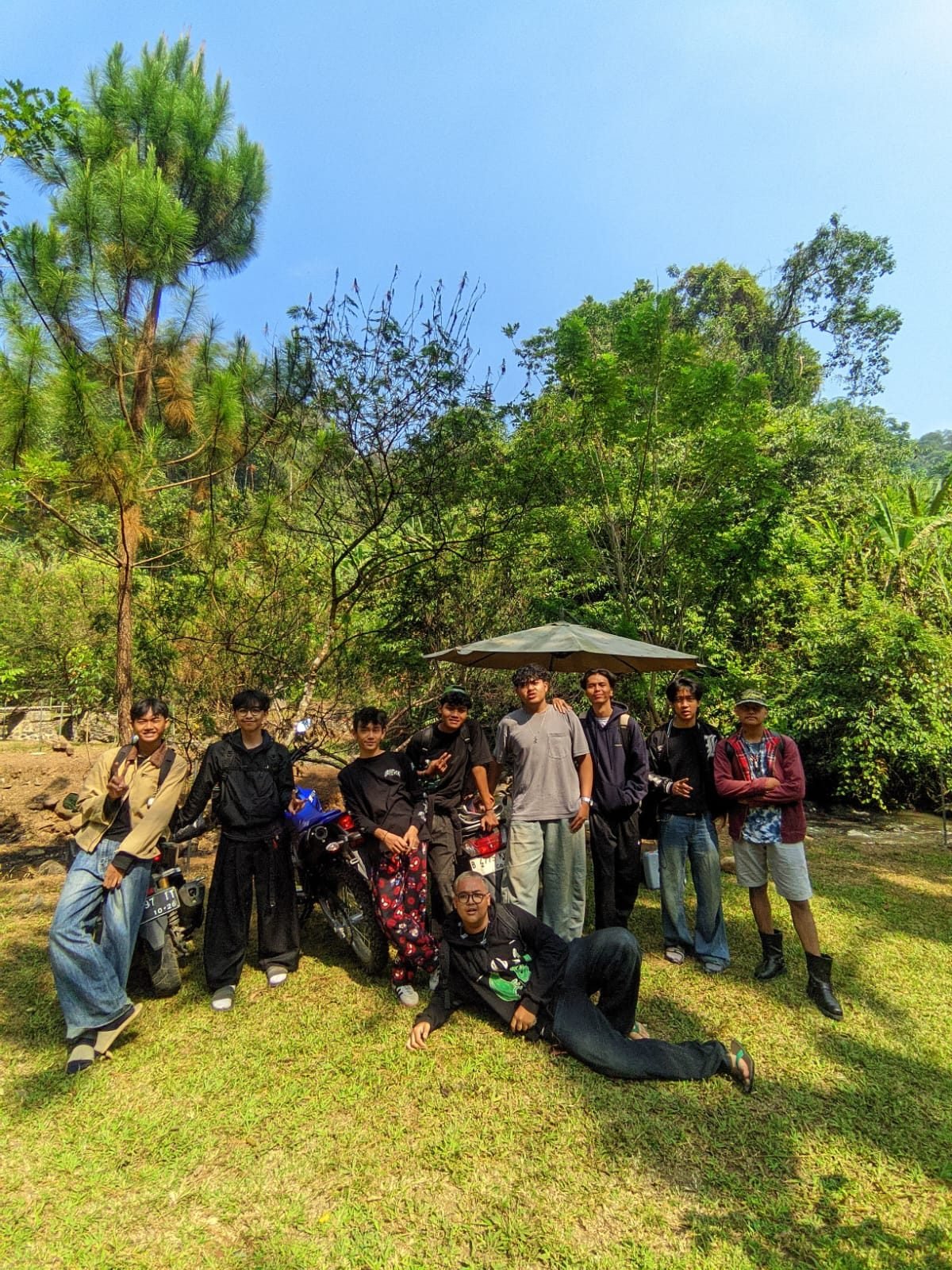 Petugas merawat aliran sungai di Bunihayu Forest