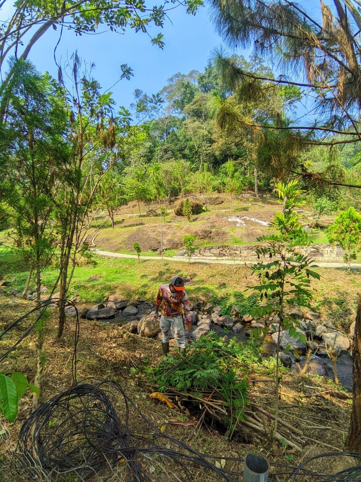 Rombongan tamu berfoto di area rumput Bunihayu Forest