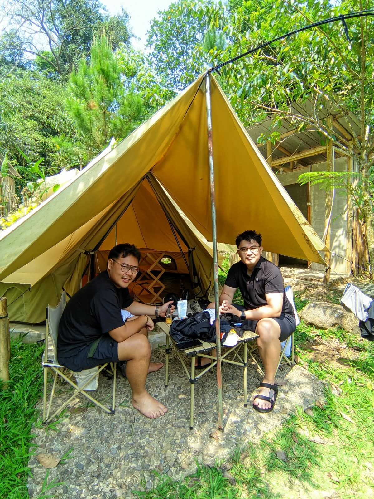 Tenda camping dengan kursi santai di Bunihayu Forest