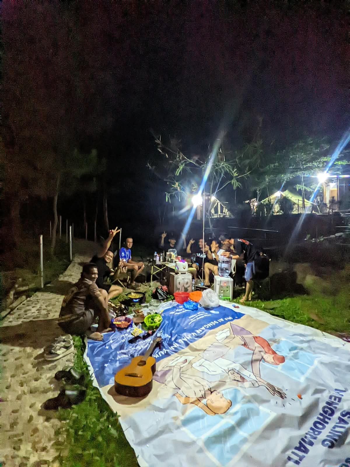 Makan malam bersama di area camping Bunihayu Forest