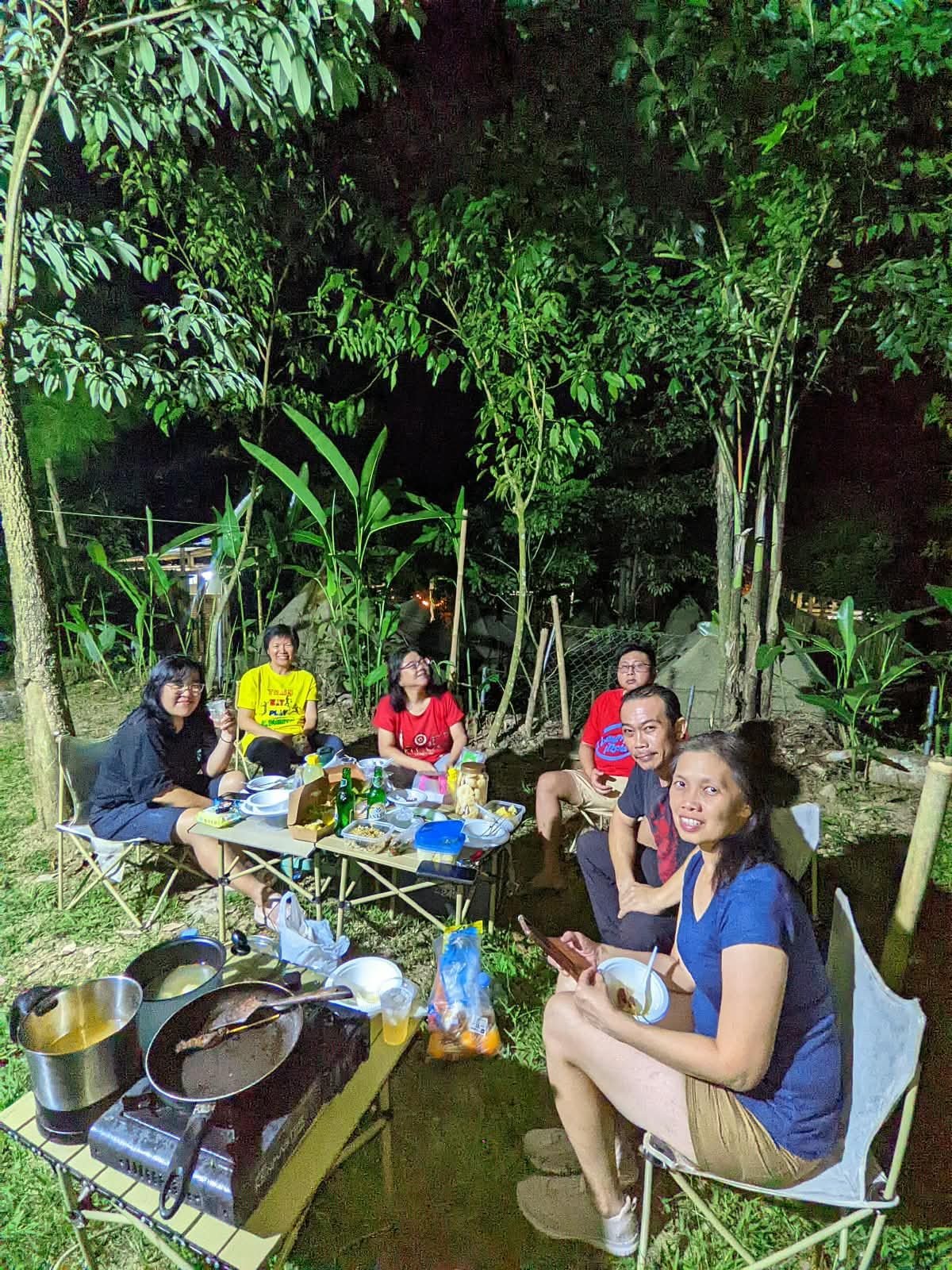 Suasana malam dengan musik di Bunihayu Forest