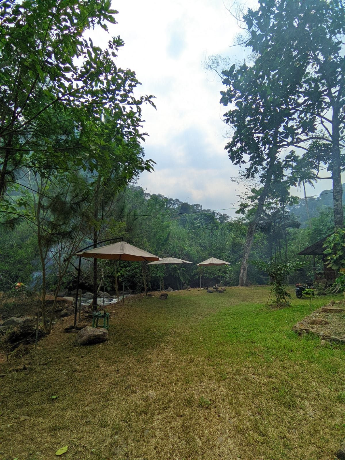 Area terbuka dengan payung di tepi sungai Bunihayu Forest
