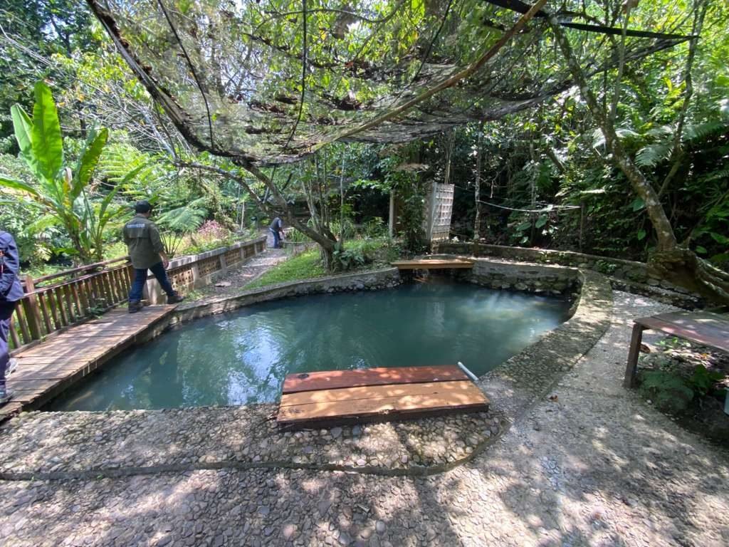 Kolam air panas alami di tepi sungai Bunihayu Forest